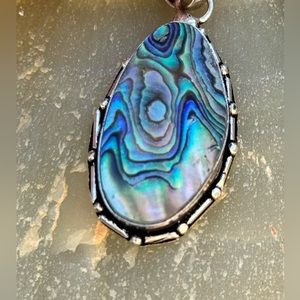 Vintage Abalone & Silver-Tone Pendant – Boho Iridescent Beauty